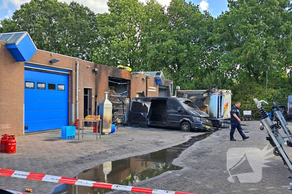 Brand verwoest bestelbus en verkoopwagens
