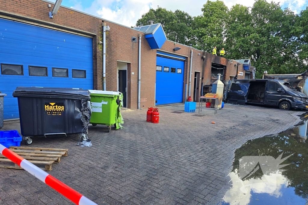 Brand verwoest bestelbus en verkoopwagens