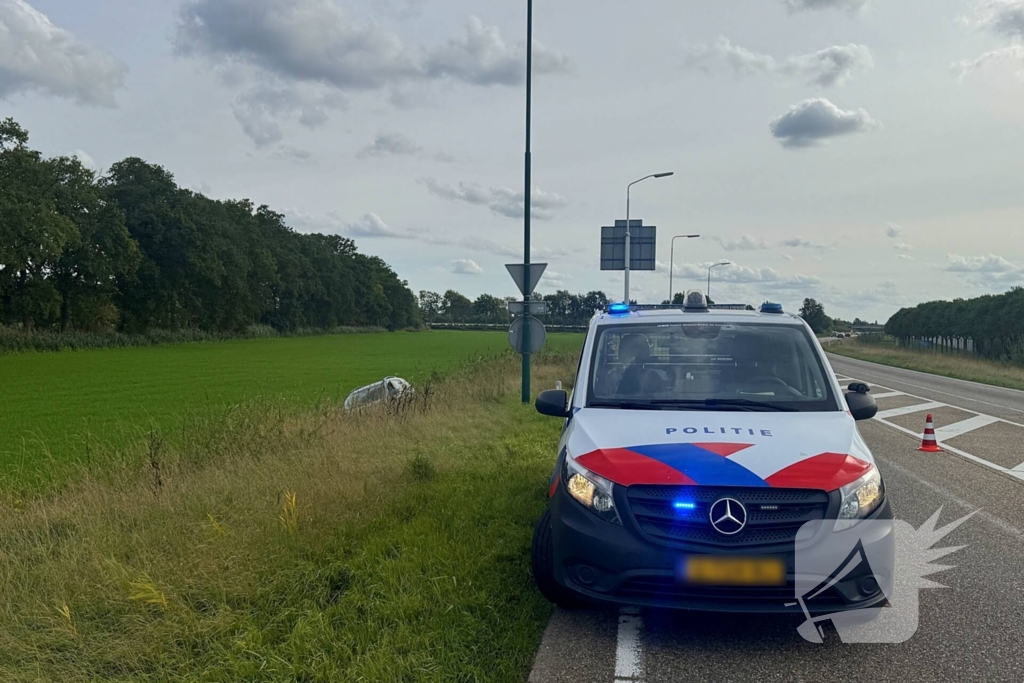 Auto in de sloot na eenzijdig ongeval