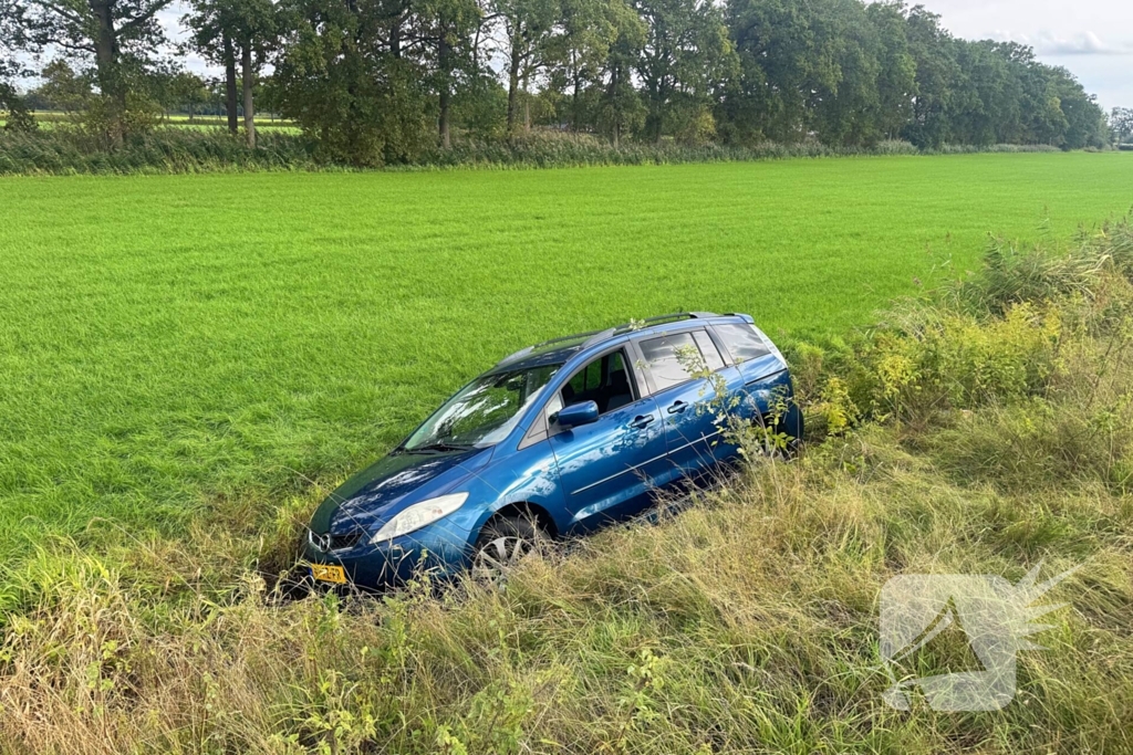 Auto in de sloot na eenzijdig ongeval
