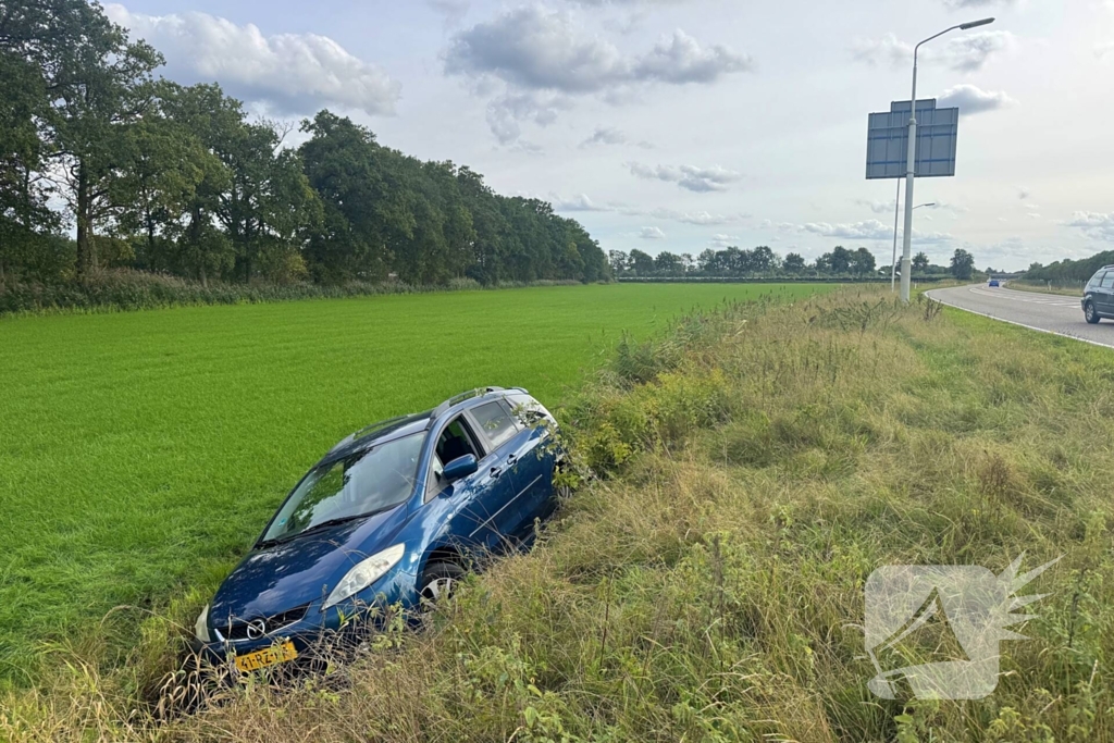 Auto in de sloot na eenzijdig ongeval
