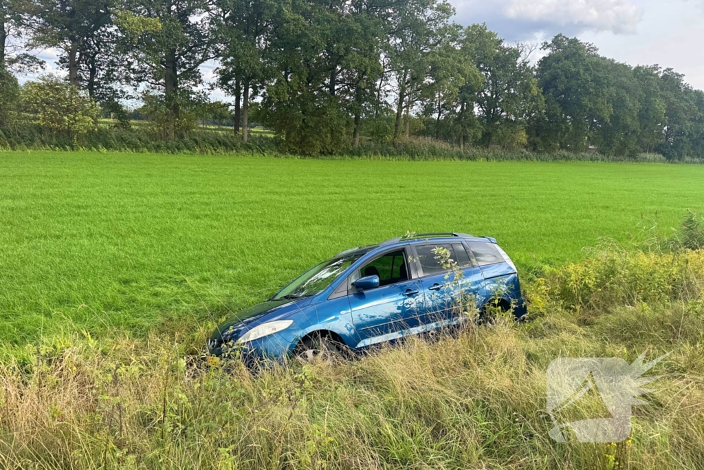 Auto in de sloot na eenzijdig ongeval