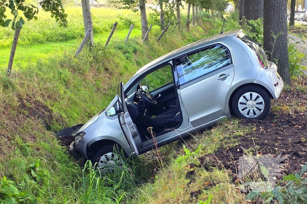 Auto belandt in greppel na ongeval