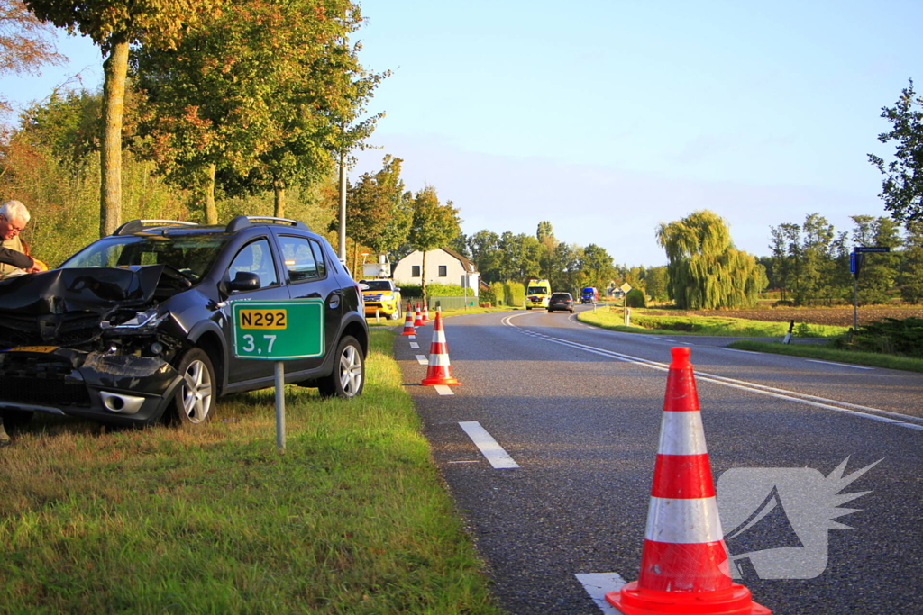 Auto botst achterop stilstaande vrachtwagen