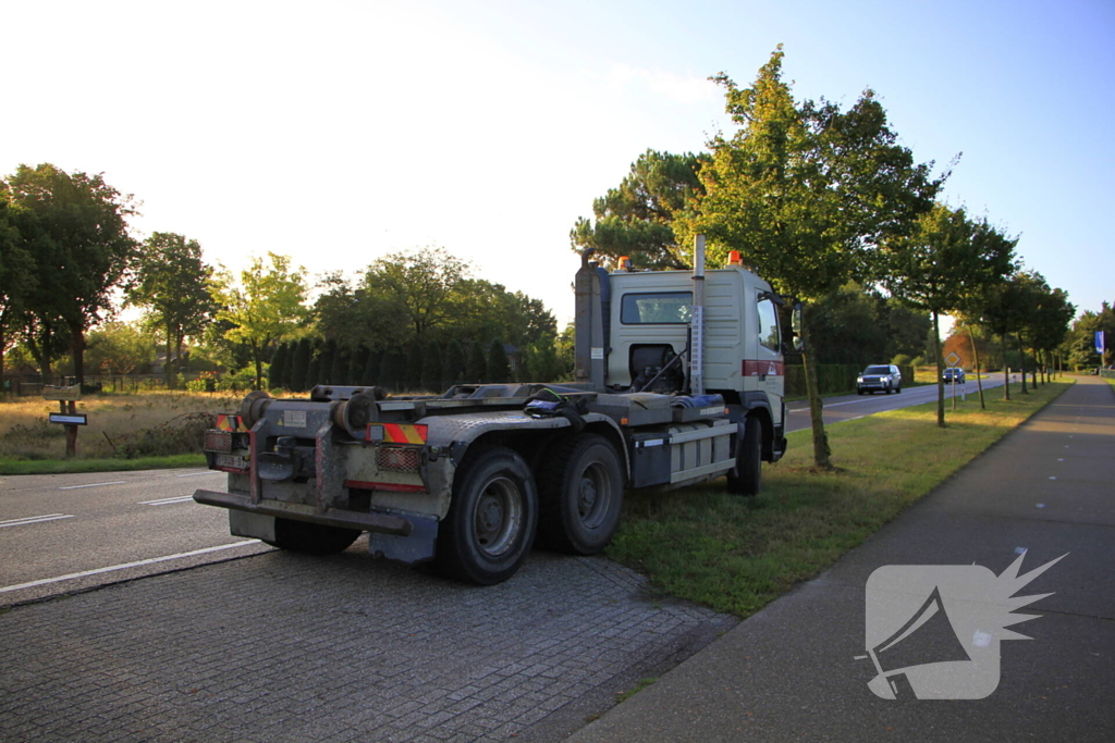 Auto botst achterop stilstaande vrachtwagen