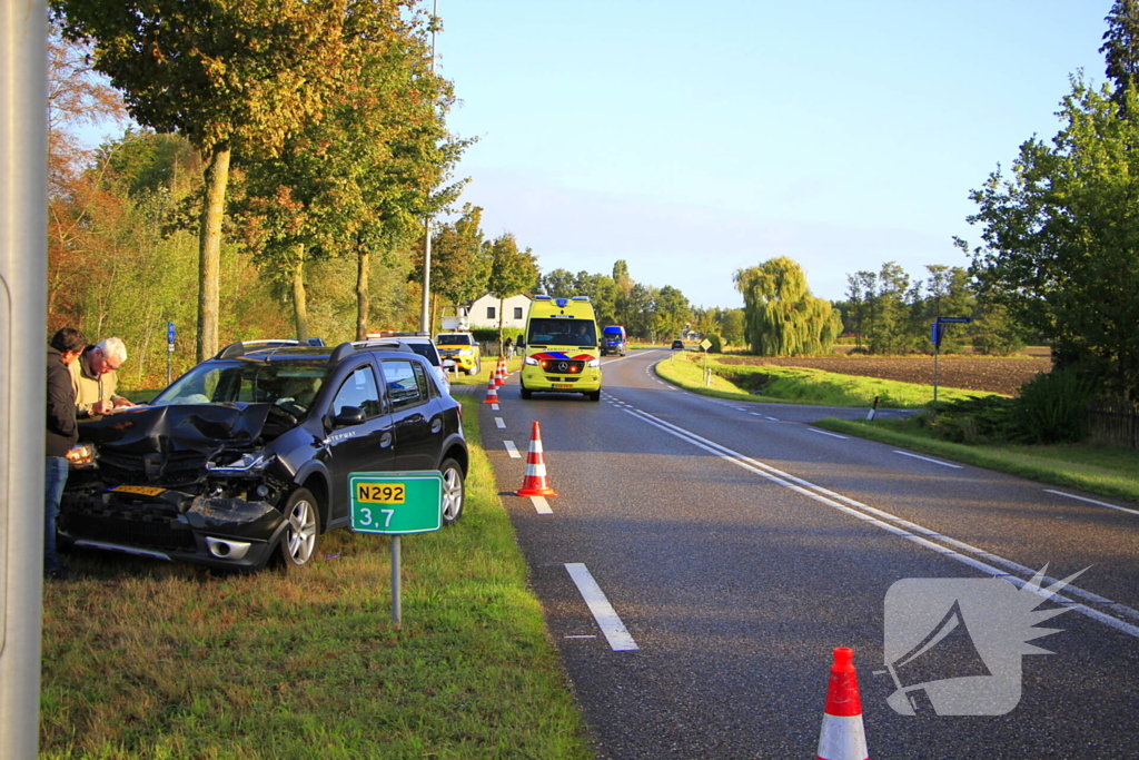 Auto botst achterop stilstaande vrachtwagen