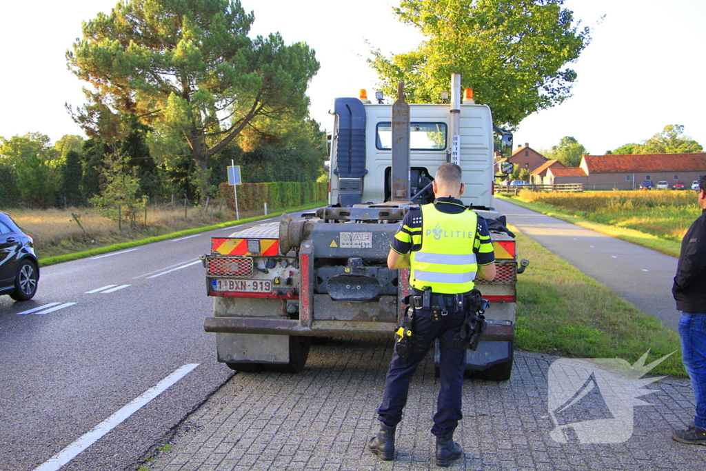 Auto botst achterop stilstaande vrachtwagen