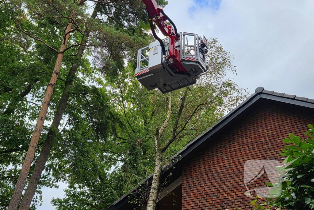 Boom valt op woning door storm
