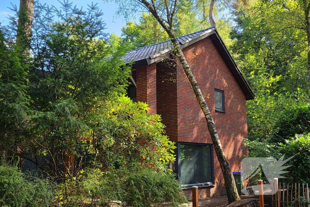 Boom valt op woning door storm