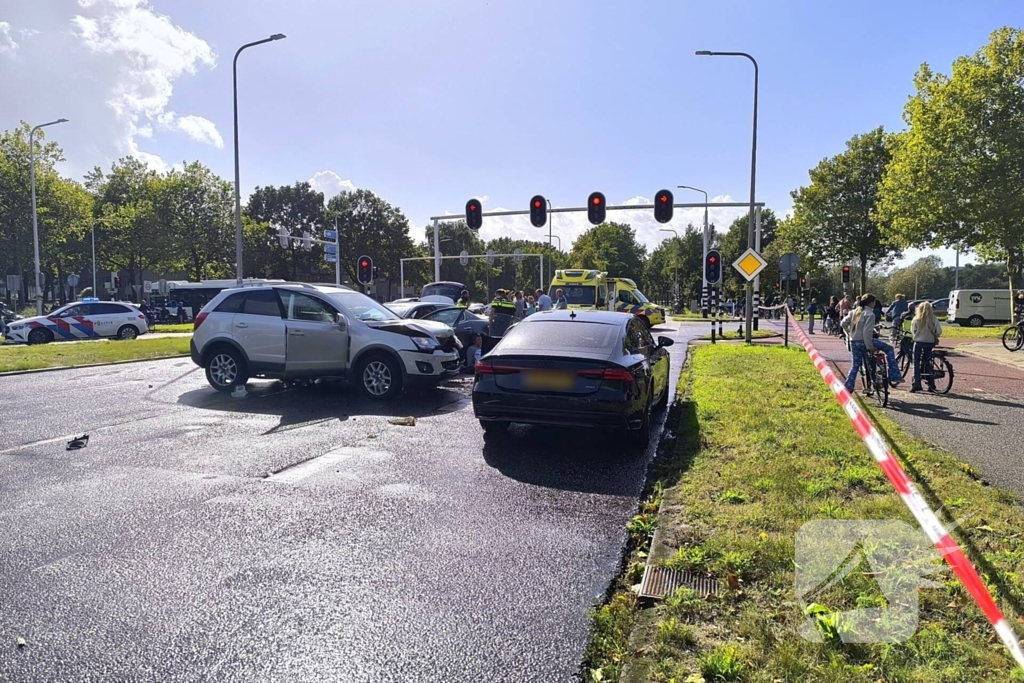 Persoon met handboeien meegenomen