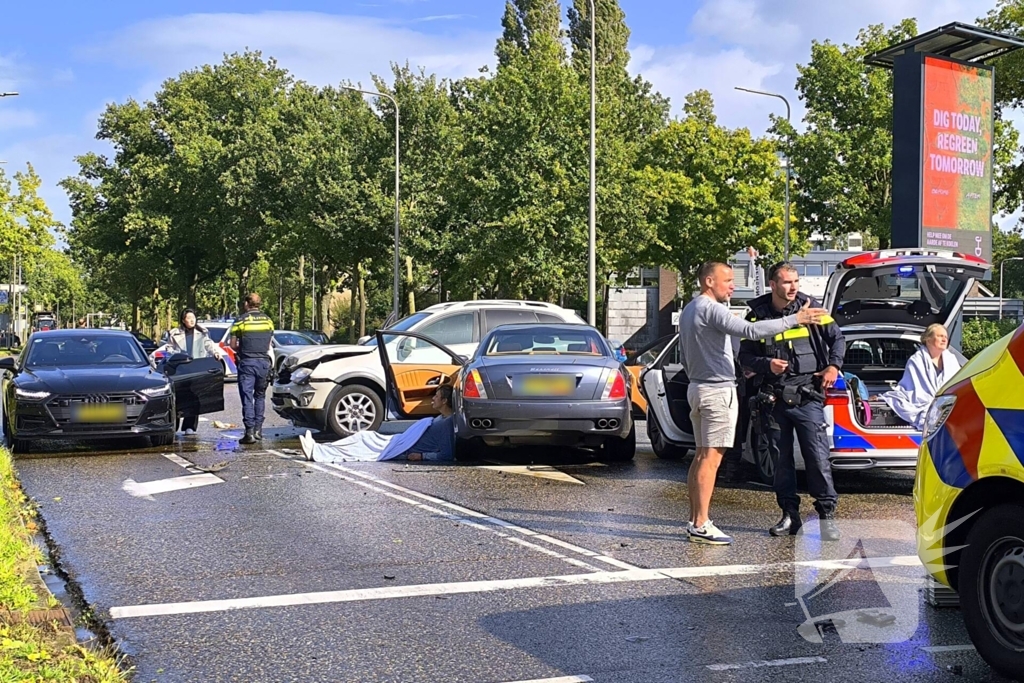 Persoon met handboeien meegenomen