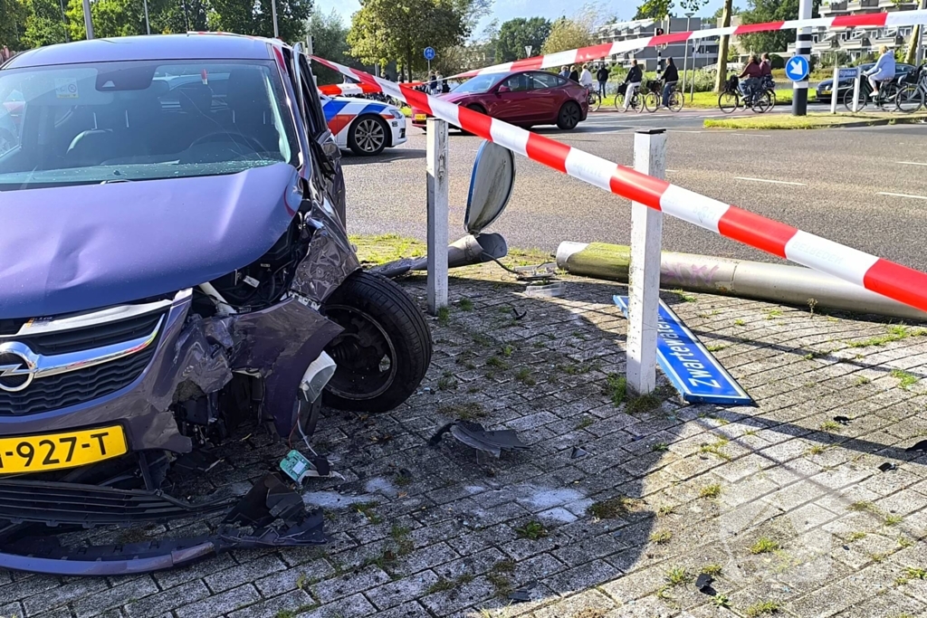 Persoon met handboeien meegenomen