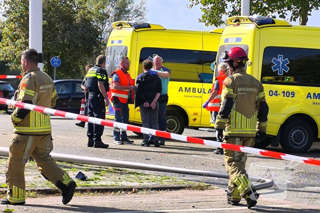 Persoon met handboeien meegenomen