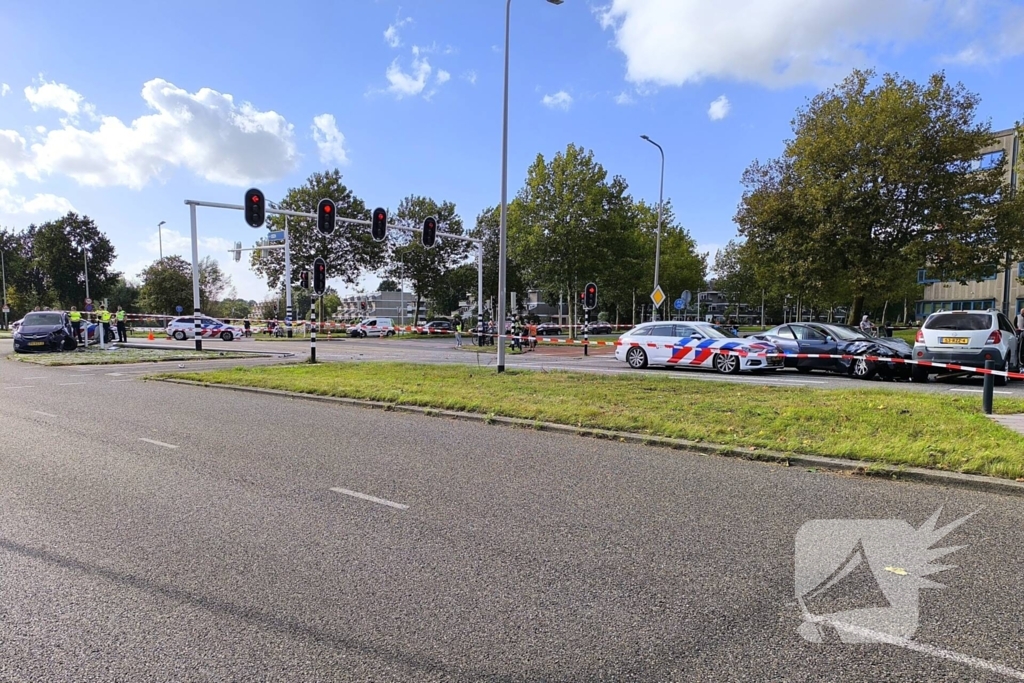 Persoon met handboeien meegenomen