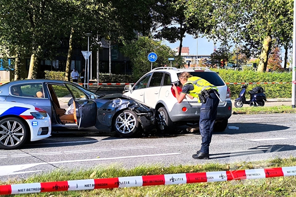 Persoon met handboeien meegenomen