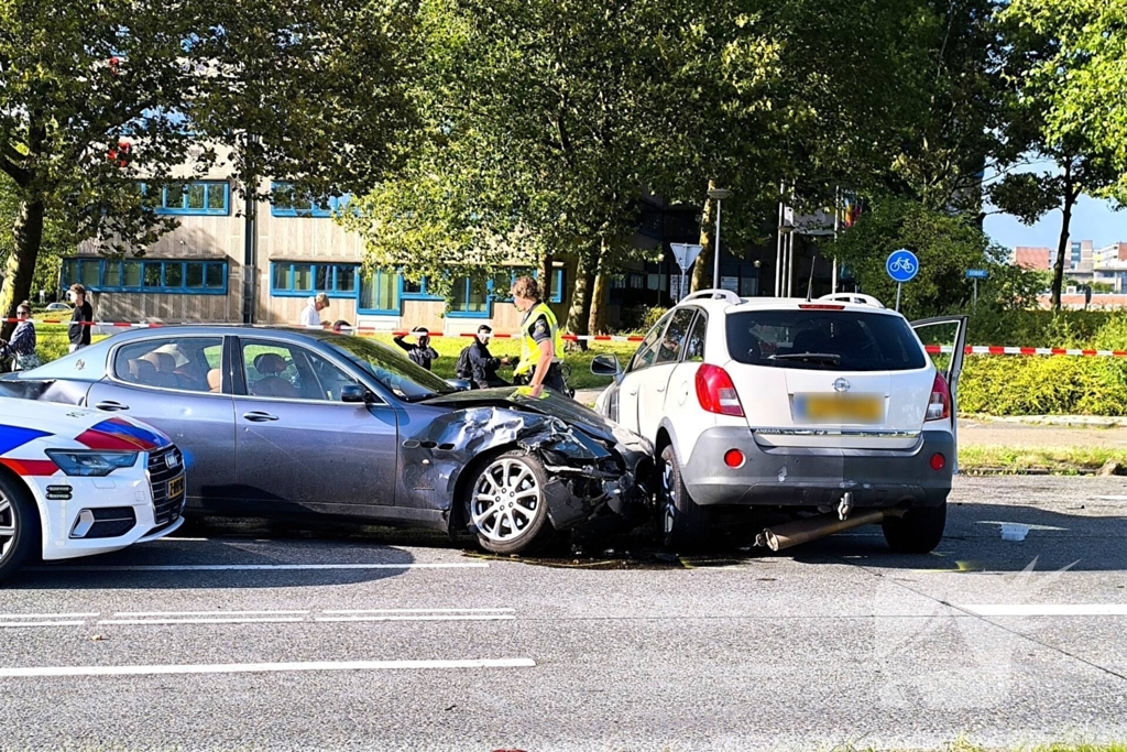 Persoon met handboeien meegenomen