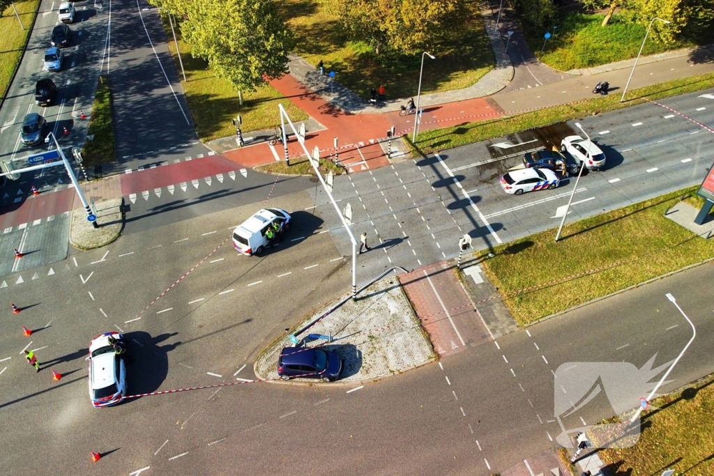 Persoon met handboeien meegenomen