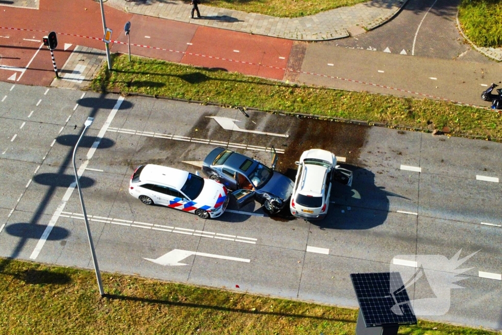 Persoon met handboeien meegenomen