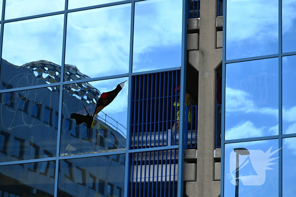 Hoge wind waait raam stuk