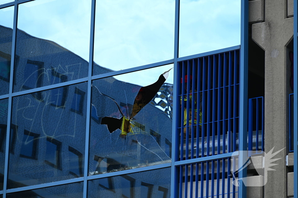 Hoge wind waait raam stuk