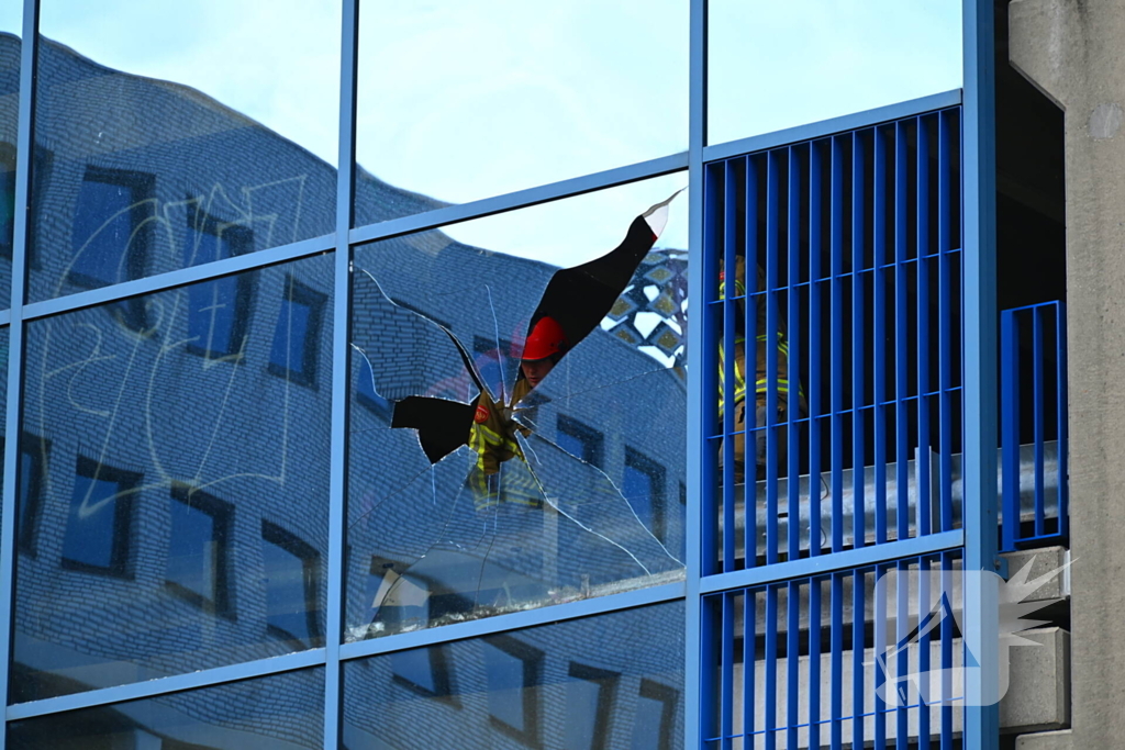 Hoge wind waait raam stuk