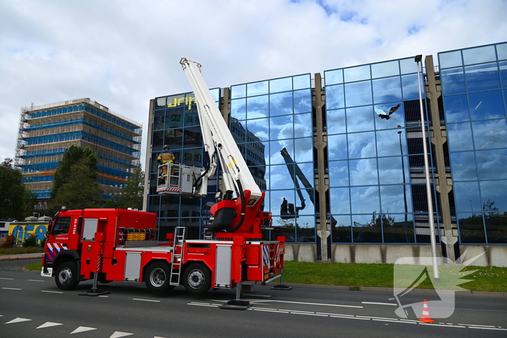 Hoge wind waait raam stuk