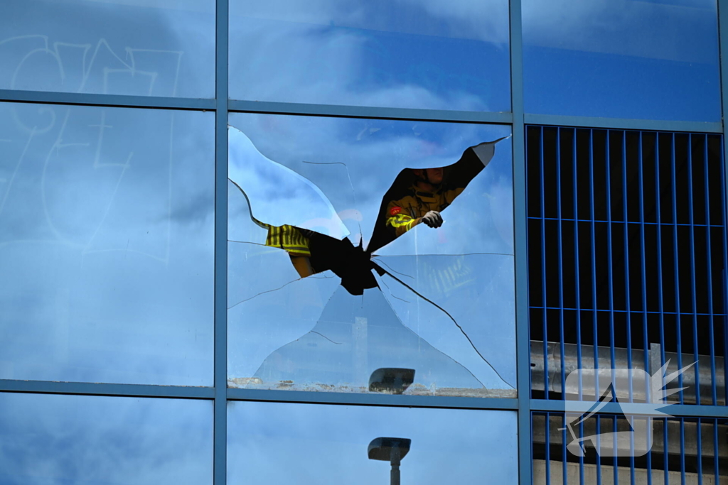 Hoge wind waait raam stuk