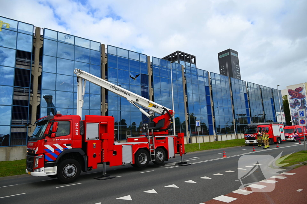 Hoge wind waait raam stuk