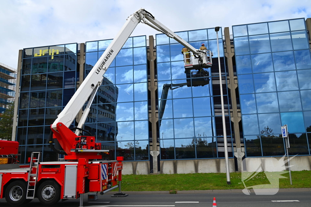 Hoge wind waait raam stuk