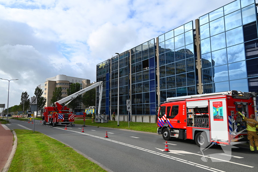 Hoge wind waait raam stuk