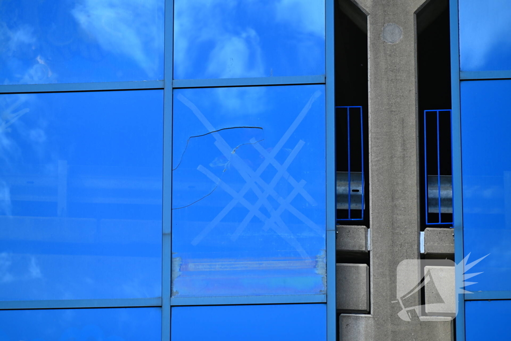 Hoge wind waait raam stuk