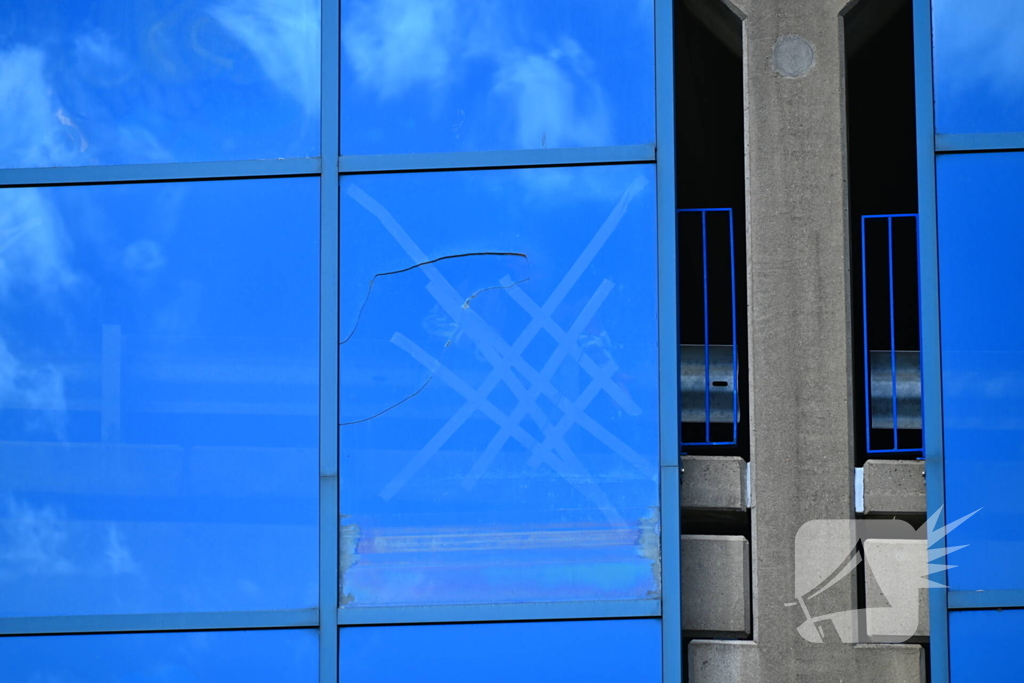 Hoge wind waait raam stuk