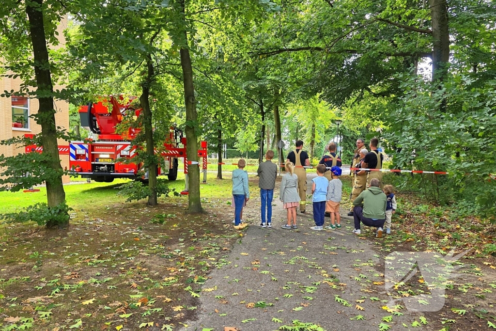 Tak blokkeert fietspad na storm