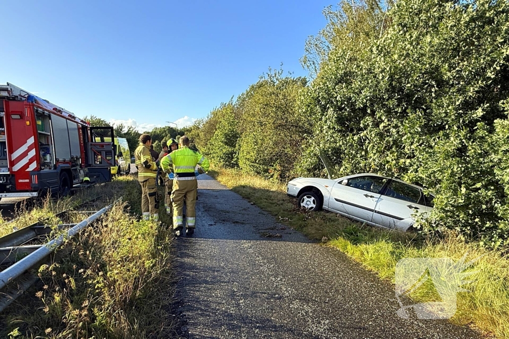 Automobiliste raakt gewond bij aanrijding tegen boom