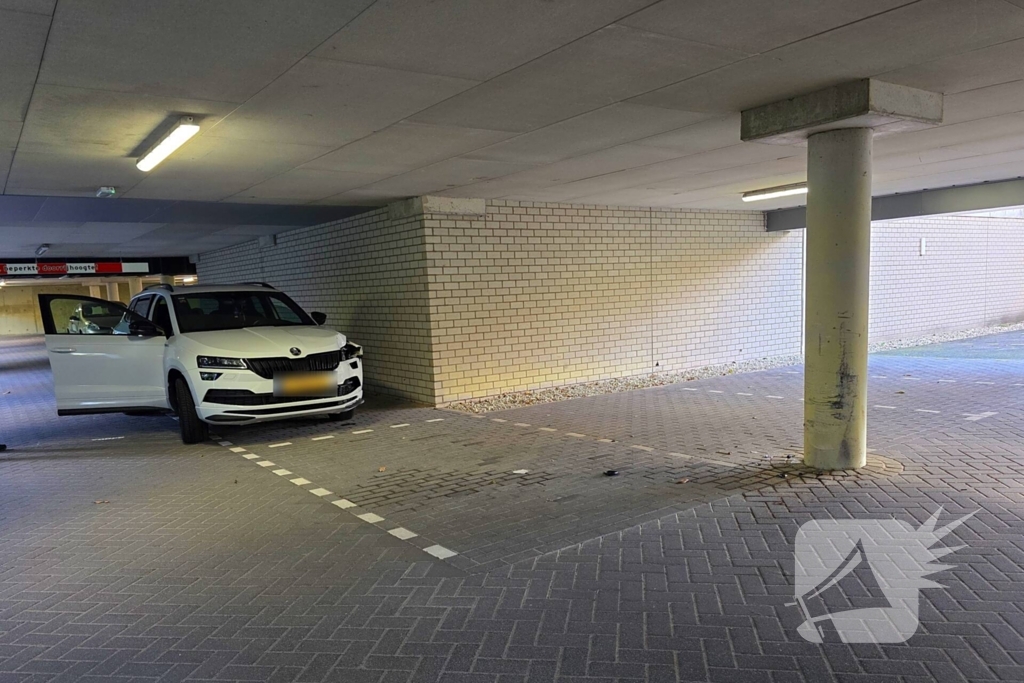 Automobiliste gewond bij botsing met pilaar in parkeergarage
