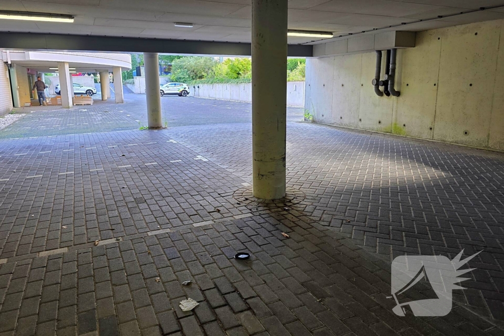 Automobiliste gewond bij botsing met pilaar in parkeergarage