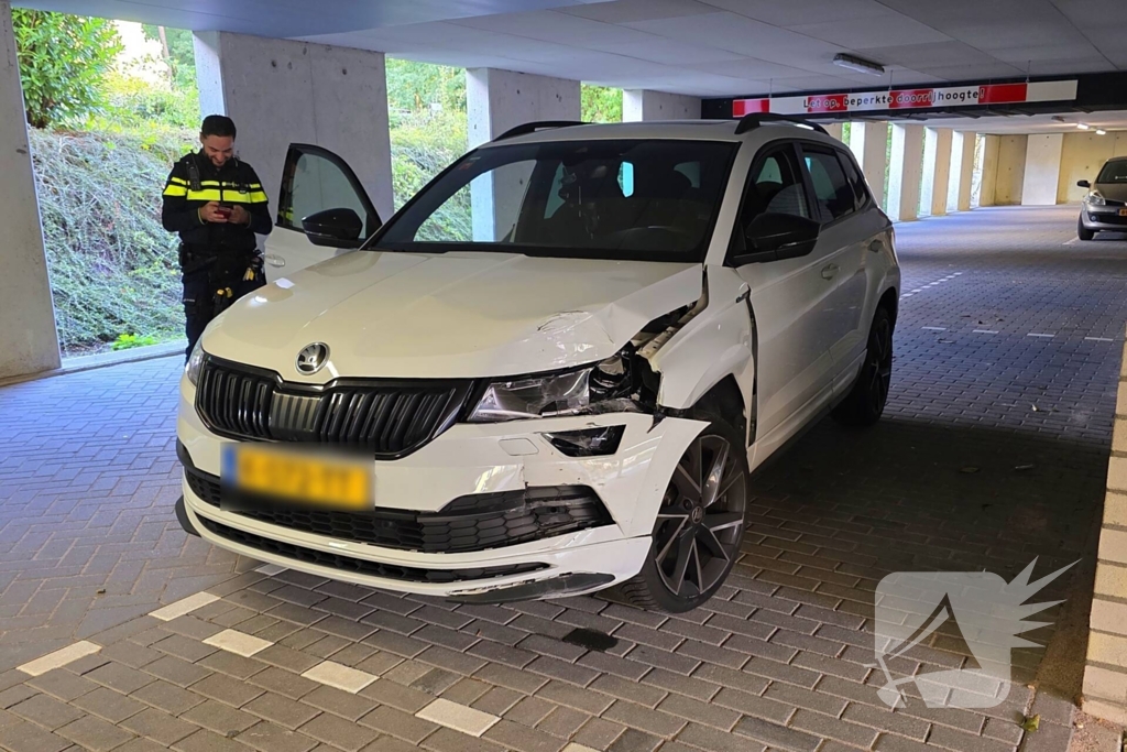 Automobiliste gewond bij botsing met pilaar in parkeergarage