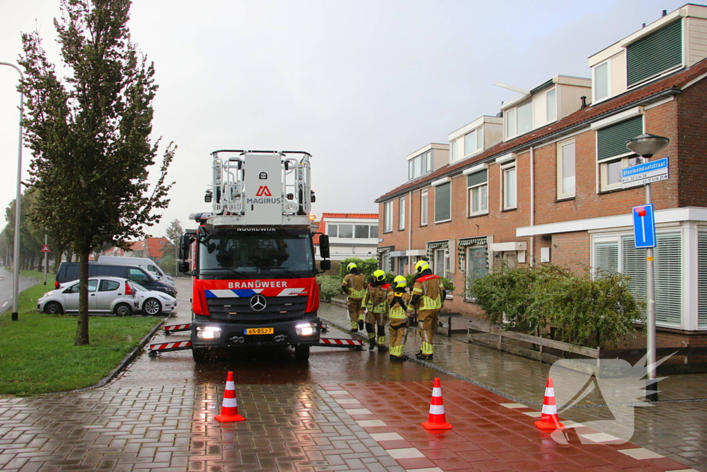 Brandweer verwijderd losgewaaid dakkapel