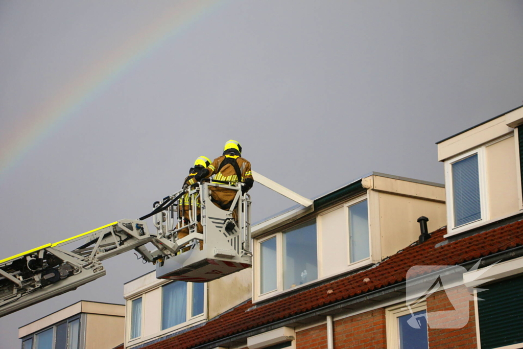 Brandweer verwijderd losgewaaid dakkapel
