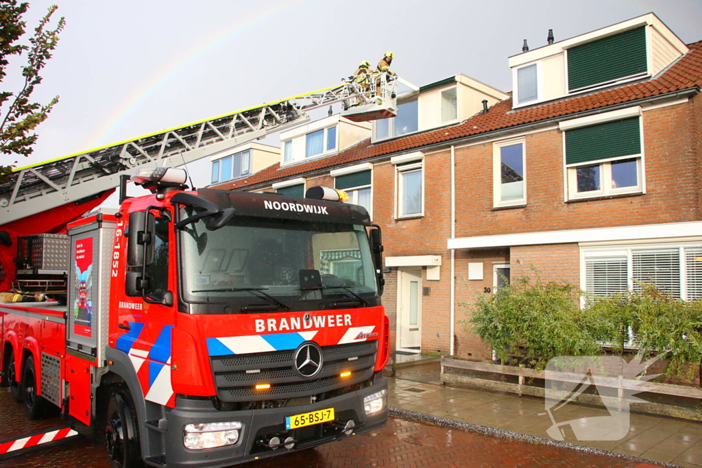 Brandweer verwijderd losgewaaid dakkapel