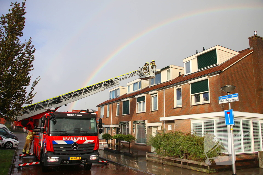 Brandweer verwijderd losgewaaid dakkapel