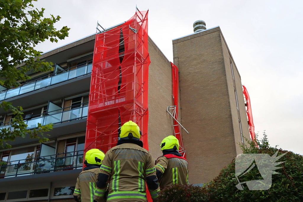 Harde wind veroorzaakt losse reling op steiger