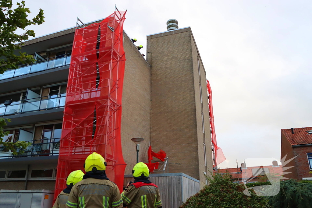 Harde wind veroorzaakt losse reling op steiger