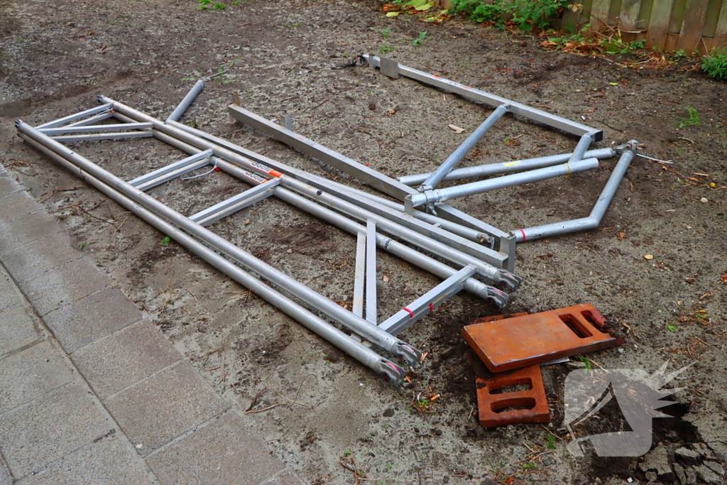 Harde wind veroorzaakt losse reling op steiger