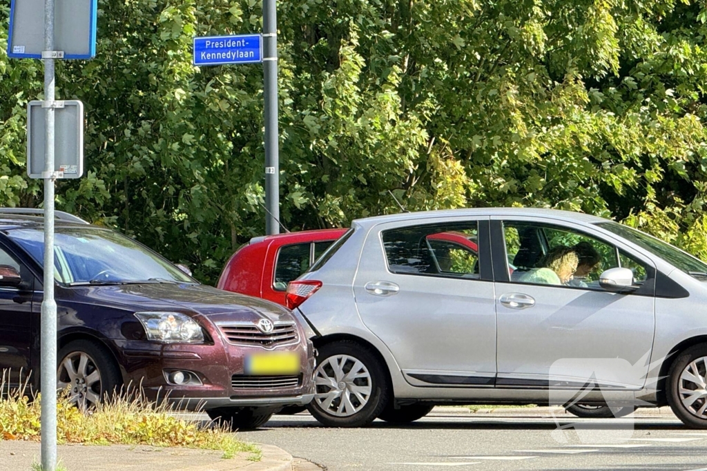 Auto's in botsing voor kruising