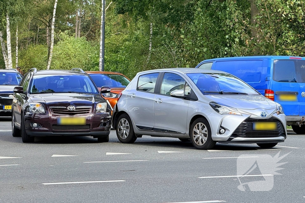 Auto's in botsing voor kruising