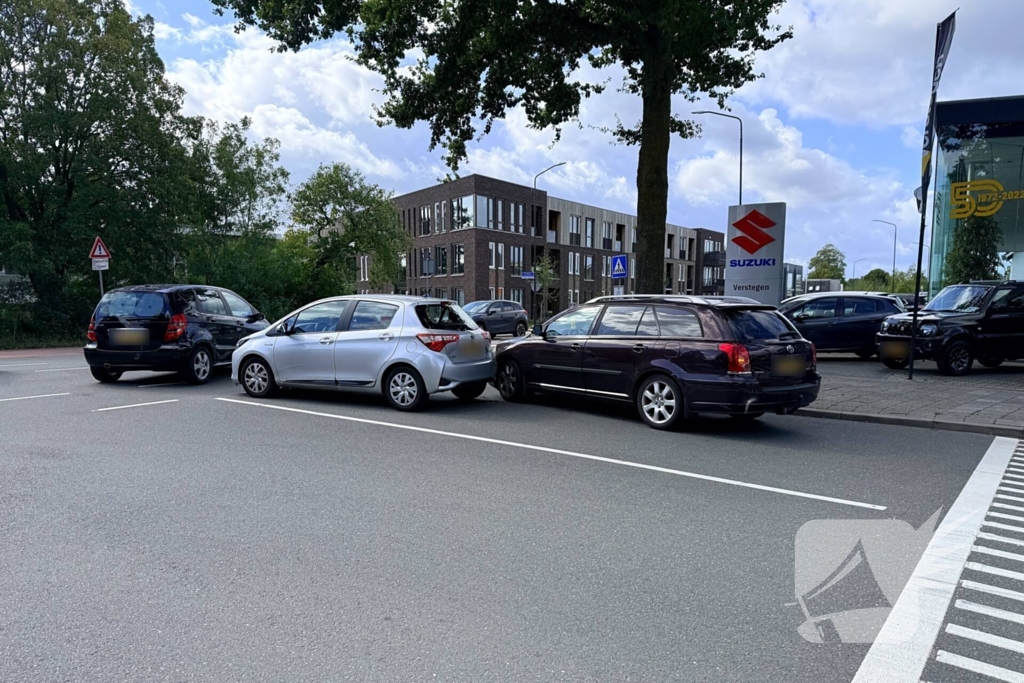 Auto's in botsing voor kruising