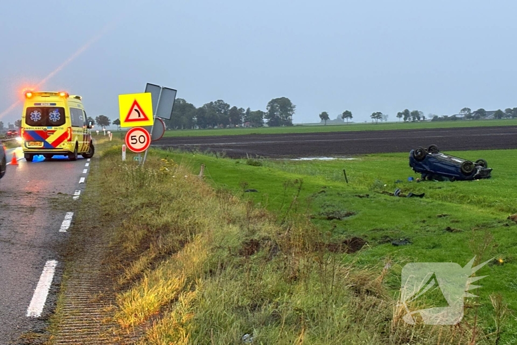 Auto belandt op dak in weiland
