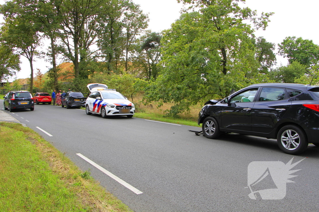 Aanrijding met letsel tussen drie voertuigen