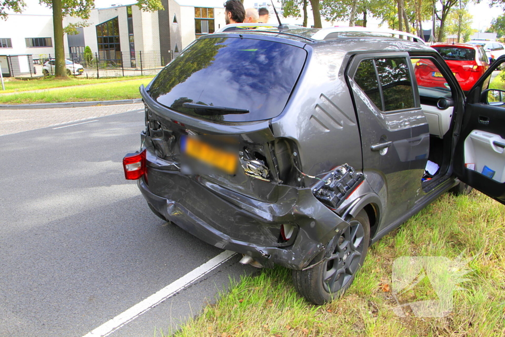 Aanrijding met letsel tussen drie voertuigen